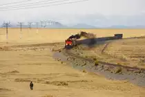 FCCA 1001 ( GE C30-7 ) bei Tambo del Sol auf dem Weg nach Cerro de Pasco - totale Ein�de, und pl�tzlich geht da dieser Indigeno ... 10/09/2012