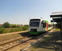 EB VT 305 als EB 37445 von Leipzig Hbf nach Saalfeld, am 15.08.2012 beim Halt in K�nitz (Th�r).