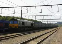 Die Class 66 DE6302 von DLC Railways steht in Montzen-Gare(B) mit einem Bulkhaul-Ganzzug bei 39 Grad am 19.8.2012.