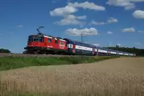 Re 420 202-4 befindet sich am 16.7.12 mit einem HVZ-Pendelzug bei Andelfingen.