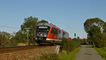 An der Einfahrt aus Richtung Gera zum Bahnhof Neustadt (Orla) bietet sich dieser nette Anblick mit dem schiefen Kilometerstein, den ein RE Leipzig - Saalfeld gerade passiert. (01.10.2011)