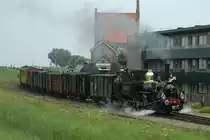 Dampflok NS 7742  Bello  (Stoomtram Hoorn - Medemblik (SHM) - Hersteller Schwarzkopff / Bj. 1914) vor gemischter Zugzusammenstellung - bestehend aus G�ter- und Personenwagen - kurz nach der Abfahrt aus dem Bahnhof Medemblick mit Fahrtrichtung Hoorn am 13.08.2012.