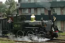 Dampflok NS 7742  Bello  (Stoomtram Hoorn - Medemblik (SHM) - Hersteller Schwarzkopff / Bj. 1914) vor gemischter Zugzusammenstellung - bestehend aus G�ter- und Personenwagen - kurz nach der Abfahrt aus dem Bahnhof Medemblick mit Fahrtrichtung Hoorn am 13.08.2012.