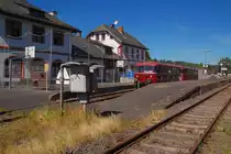 Teleaufnahme auf den Bahnhof Daun Eifel....vom 18.8.2012, am Bahnsteig steht ein VT98 mit seinem VS.