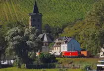 Ebenfalls vom Sonnendeck der MS Loreley Elegance machte ich dieses Foto, es zeigt zwei G�terz�ge, die sich auf den rechten Rheinseite begegnen. Der bergw�rtsfahrende G�terzug wird von der 185 132-8 gezogen, w�hrend der talsw�rtsfahrende G�terzug von der SBB Cargolok 482 017-1(nicht im Bild)gezogen wurde. Samstag 18.8.2012