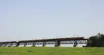 Eine Class 66 DE6310  Griet  von Crossrail f�hrt mit einem P&O Ferrymasters Containerzug �ber das Viadukt von Moresnet(B) aus Aachen-West und f�hrt in Richtung Montzen-Gare(B) und weiter nach Vise(B) nach  Muizen(B) bei 38 Grad am 19.8.2012.