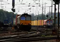 Die Class 66 DE6306 von DLC Railways f�hrt mit einem Contanerzug aus Aachen-West nach Belgien.
Und im Hintergrund steht eine Class 66 PB13  Ilse  von Crossrail  mit einem sehr langen Containerzug in Aachen-West bei 39 Grad am 19.8.2012.