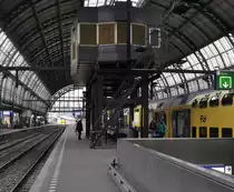 19.07.12, Amsterdam Centraal ; altes Stellwerk auf einem Bahnsteig