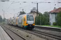 Nanu, was ist denn das, wird sich der ein oder andere denken wenn er dieses Bild sieht. Das mir ebenfalls unbekannte Fahrzeug wurde allerdings nach ein paar Mausklicken identifiziert. Es handelt sich dabei um den GTW Kiss 445er von Stadler. Hier auf der Testfahrt zwischen Plattling und Straubing bei der Durchfahrt in Stra�kirchen, 16.08.2012