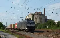 185 551-9 fuhr am 25.07.2012 mit einem Containerzug durch Verden.