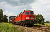DB 233 322-7 vor G�terzug nach Gro�korbetha, KBS 581 Halle - Naumburg, fotografiert auf der Saalebr�cke bei Schkopau am 02.08.2012