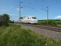 Hier ist 401 077-3 am 14.07.2012 auf dem Weg nach zum n�chsten Halt in Frieburg (Breisgau) Hbf.