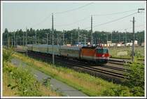 1144 101 hat vor ca. 20. Minuten den EC 156  Zagreb  von Zagreb nach Wien, in Spielfeld Stra� �bernommen, und befindet sich am 5.7.2006 kurz vor der Durchfahrt des Bahnhofes Kalsdorf. Im Hintergrund ist ein Teil des Cargo Centers Graz zu sehen.