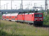 04.  Ankuppeln abgeschlossen und ab geht es in den Hbf. Einige Fahrg�ste werden sicher wieder sehr verbittert sein.  (Stralsund am 07.07.06)