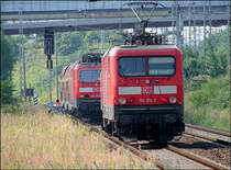 03.  114 011-0 n�hert sich vorsichtig dem liegengebliebenem RE.  (Stralsund am 07.07.06)
