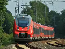 Mit festgezogenen verschraubungen an den T�ren f�hrt das Hamsterbacken-doppel 442 754 und 442 258 am 21.08.2012 als Rhein-Sieg-Express (RE9) von Siegen nach Aachen in den Bahnhof Eschweiler ein.