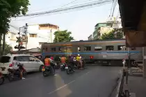 NKF 1202 als letztes Fahrzeug des ORD 4345 quert am 13.05.2012 die EK mit der Thanon Wutthaka in Richtung Mahachai fahrend. 

