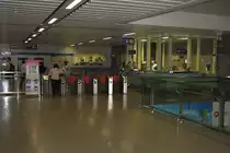 Zutrittskontrollen sowie Info- und Kontrollschalter der MRT-Haltestelle Bang Sue (BL11) am 14.Mai 2012. 

