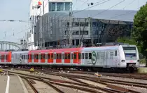 In M�nchen verlie� der f�r 40 Jahre S-Bahn M�nchen werbende 423 089 zusammen mit einem weiteren ET den Hbf nach Wolfratshausen.