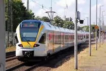Nachschu� auf die einfahrende RE 13 nach Venlo.....F�hrungstriebwagen der Doppeleinheit ist der ET 6.04 in RRX Desgin und am Ende ist der ET 7.09 angeh�ngt. Viersen 23.8.2012