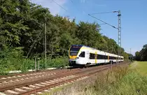 Aus Viersen kommend ist hier der Eurobahntriebwagen ET 7.08 auf dem Weg nach Venlo NL zusehen, gleich kreuzt er den B� Stadtgarten in D�lken. Donnerstag den 23.8.2012