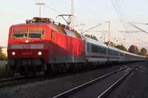 Kurz bevor die Sonne weg war kam dann der letzte Sonderzug f�r diesen Tag 120 123-5 mit dem Kreuzfahrer von Berlin-Lichtenberg nach Warnem�nde bei der Durchfahrt in Rostock-Bramow.11.08.2012
