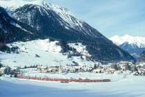 RhB Schnellzug 540 von St.Moritz nach Chur am 02.02.1998 bei Berg�n mit E-Lok Ge 4/4III 646 - B 2251 - A 1241 - A 1238 - B 2391 - B 2477 - B 2358 - D 4216. Hinweis: gescanntes Dia
