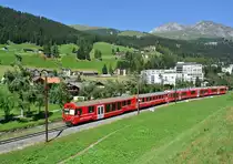 Seit kurzem verkehren die Allegra zwischen Davos Platz und Filisur teilweise mit Modul. Im Bild ist der Regio 1825 mit dem f�hrendem BDt 1751 bei Ausfahrt in Davos Platz, 23.08.2012.