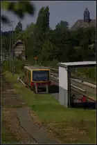 Zwei Wagen des entgleisten Zuges der Berliner S-Bahn stehen bewacht auf einem Stumpfgleis H�he des Stellwerks Tgl. Im Hintergrund das Geb�ude des alten Stellwerks Tgl, das von 1905 bis 1987 in Betrieb war (Berlin Tegel 23.08.2012, fotografiert von der  Schneckenbr�cke )