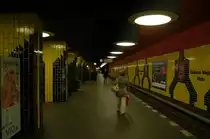 Schwarz und Gelb dominieren den U-Bahnhof Richard-Wagner-Platz. Hier verkehrt die U7, Rathaus Spandau - Rudow. 10.09.2012