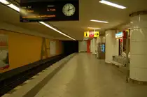 In 4 Minuten ging es f�r mich am U-Bahnhof Adenauerplatz mit der U7 Richtung Rudow weiter. Hier verkehrt nur die U7 zwischen Rathaus Spandau und Rudow. 10.08.2012