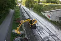 Da am 15.5.12 ein Wagen des TXL Kalkzuges seine Ladung verlor begannen einen Tag sp�ter die Aufr�umarbeiten.
Zum Einsatz kamen mehrere Bagger die den mit Kalk bedeckten Schotter in bereitstehende Container abf�llten.Sp�ter kamen auch noch zwei Industriestaubsauger zum Einsatz.Insgesammt war die Strecke f�r 3 Tage nur eingleisig befahrbar.

