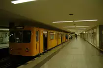 U-Bahnhof Kurf�rstendamm. Hier steht gerade ein Zug der U1, Warschauer Stra�e - Uhlandstra�e zur Weiterfahrt bereit. Ebenso kann in die U9, Osloer Stra�e - Rathaus Steglitz, eingestiegen werden. 10.08.2012