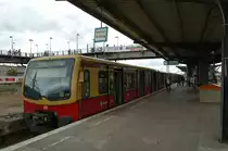 S-Bahnhof Warschauer Stra�e. Ein Zug der S75 steht hier zur Weiterfahrt zum Ostbahnhof bereit. Man erreicht die S-Bahnsteige �ber eine �berf�hrung von der Warschauer Br�cke aus, welche �ber dem Zug hier zu erkennen ist. Der Umstieg vom U-Bahnhof Warschauer Stra�e zum S-Bahnhof ist daher nicht all zu kurz. Derzeit finden umfangreiche Umbauarbeiten an der Station statt. 10.08.2012