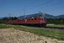 Re 4/4 II 11257 und Re 4/4 II 11166 befinden sich am 18.7.12 kurz vor Deitingen.