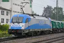 1216 920 von Adria Transport k�mpft sich bei str�menden Regen mit einem gemischten G�terzug bei Stra�kirchen Richtung �sterreich, 16.08.2012