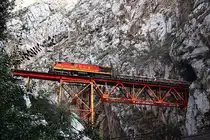 FCCA 1010 ( GE C30-7M ) r�hrt �ber die Br�cke Infiernillo bergw�rts. Tunnel - Br�cke - Tunnel , Steigung ~4% , 11/09/2011