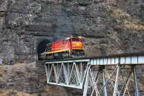 FCCA 1010 ( GE C30-7M ) auf der Puente Anchi bei Rio Blanco , 11/09/2011