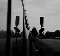 Auf der Fahrt von M�nchen HBF nach Memmingen, kurz vor Memmingen mussten wir an eine Bahnhof auf die Einfahrt warten, 9.8.2012