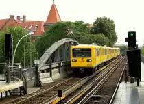 Zug der Berliner U-Bahnlinie U2 Richtung Pankow vor der Einfahrt in die Station  Mendelssohn-Bartholdy-Park , 21.8.2012