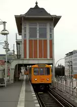 Zug der Berliner U-Bahnlinie U1 bei der Einfahrt in die Endstation  Warschauer Stra�e , 21.8.2012