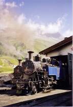 Die Loks HG &frac34; 1 Furkahorn und HG &frac34; 9 Gletschhorn der Dampfbahn Furka-Bergstrecke (Meterspur Adh�sions- und Zahnradbahn), vor dem Depot in Realp 1538m, im Juli 2006.

