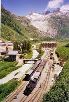 Zwei Z�ge der Dampfbahn Furka-Bergstrecke (Meterspur Adh�sions- und Zahnradbahn), in der Station Gletsch 1762m, im Juli 2006.