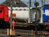 Deutlich zu erkennen ist am 22.08.2012 in Aachen West der verrutschte und in Schr�glage h�ngende Container auf dem Taschenwagen. In der Nacht ist dort ein Sdgmns der HUPAC bei der Einfahrt in Aachen West an einer Weiche entgleist. Ob der Container schon vor oder erst durch die Entgleisung verrutscht und in Schr�glage geraten ist wird nun untersucht.