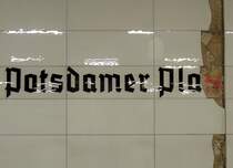 Berliner Improvisationstalent: wohl nicht ganz offiziell erg�nzter Schriftzug am S-Bahnhof  Potsdamer Platz , 21.8.2012