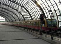 Ganz sch�n lang: Ausfahrt eines Zuges Richtung Potsdam im Berliner Hauptbahnhof, 21.8.2012 