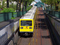 Ein  DDR-Fahrzeug  der Baureihe G (Kleinprofil) mit der Ordnungsnummer 1073-1 wurde von mir am 13.08. kurz nach dem Verlassen der Station Eberswaldstra�e als U2 zum Theodor-Heuss-Platz aufgenommen.