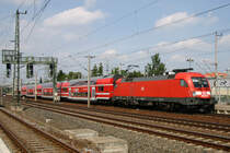 182 024 von DB Regio Erfurt hilft zur Zeit bei der Dresdner S-Bahn aus. Hier f�hrt sie mit der S1 nach Bad Schandau in Heidenau ein. 23.08.2012 
Bemerkung vom 13.09.: Die Lok geh�rt seit 01.06. zu DB Regio Dresden, die Anschrift wurde aber bis jetzt noch nicht ge�ndert!