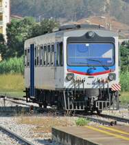 14.8.2012 8:50 FC M4c 353 bef�hrt auf der 110 km langen 960 mm Schmalspurstrecke Catanzaro Lido (FC) - Cosenza (FC) den etwa 10 km langen Streckenabschnitt von Catanzaro Lido nach Catanzaro Citt�. Auf dem Streckenabschnitt muss ein ein H�henunterschied von �ber 320 m bew�ltigt werden (10 m - 338 m �. NN), weshalb zwischen den Stationen Catanzaro Sala und Catanzaro Pratica Zahnradantrieb zum Einsatz kommt. Auf diesem Teil der Strecke braucht der Zug f�r etwas weniger als 2000 m Strecke und etwa 170 m H�henunterschied (145 m - 318 m �. NN) 7 Minuten (bei 25- 30 km/h). Da viele, vorallem �ltere Triebz�ge, fast ganz besprayt sind war es schwierig, ein Bild f�r bb.de zu finden, was den Anspr�chen (kein Graffiti) gen�gt, weshalb ich auch nur einige Bahnhofsaufnahmen zeigen m�chte. Gesehen bei der Ausfahrt aus dem Bahnhof Catanzaro Lido (FC).