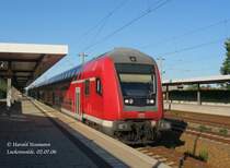 Am sonnigen Sonntagmorgen h�lt dieser RE5 Zug Falkenberg/E. - Stralsund im Bf Luckenwalde bei J�terbog. RE38308 am 02.07.06.